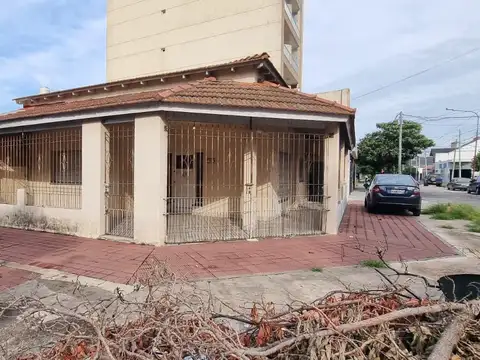 EN VENTA EN CASEROS ZONA NORTE CERCA A EX PEUGEOT CASA EN LOTE PROPIO 146M2, 200M2 CUB. - FICHA 9854