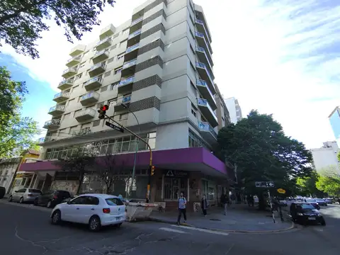 Importante propiedad comercial en esquina Estilo Banco 