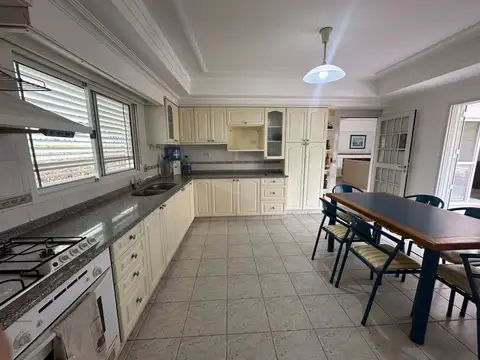 Casa en Alquiler con 2 cocheras