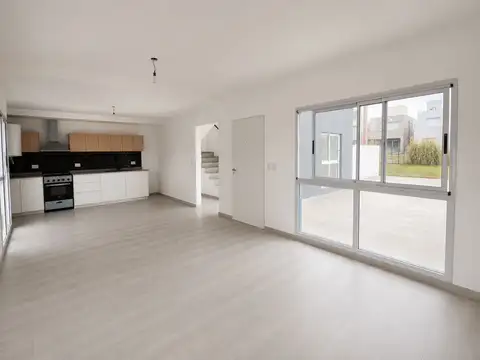Casa 4 ambientes con 2 baños