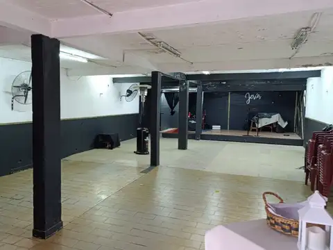 Gran local con vivienda en el Barrio El Trébol