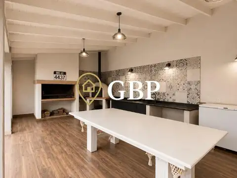 Casa en Alquiler con 3 cocheras