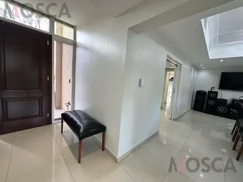Casa 5 ambientes con 4 baños