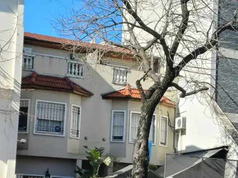 Excelente PH tipo casa con jardín y pileta sin expensas