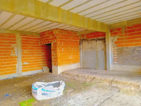 Lote en venta con construcción a terminar. Zarate, Buenos Aires.