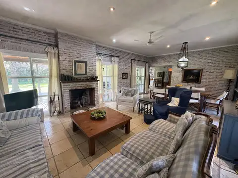 Casa en Venta con 2 cocheras