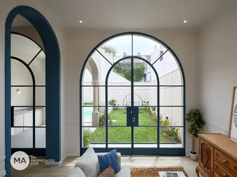 Casa de diseño con cochera, jardín y terraza - Sarmiento al 2000 - Abasto Rosario | Venta