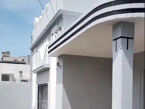 Casa 3 ambientes con garage y patio en Berazategui centro