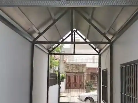 Casa 3 ambientes con garage y patio en Berazategui centro