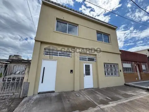 Ph de 3 ambientes buen estado. No abona expensas.