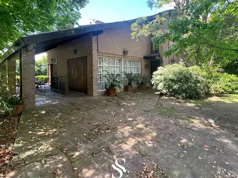 Casa en Alquiler con 2 cocheras