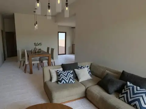 Casa 4 ambientes con 2 baños