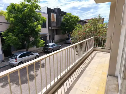 Apartamento céntrico en 1° piso con balcón