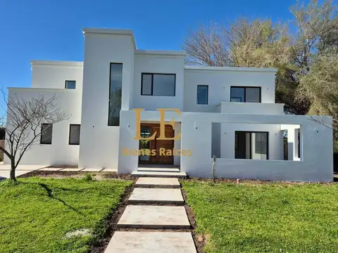 Casa 4 ambientes con 3 baños