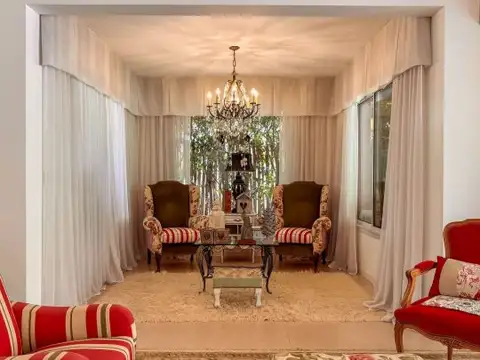 Casa en Alquiler con 3 cocheras