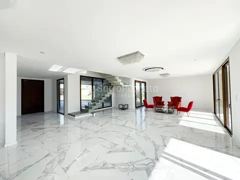 Casa 5 ambientes con 4 baños