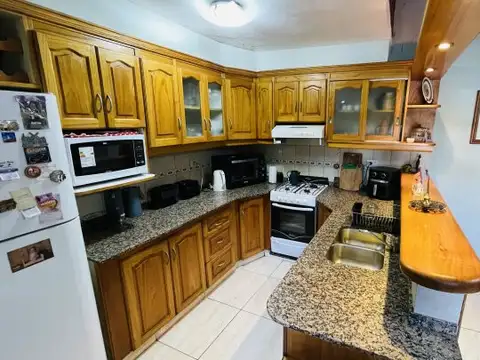 Casa 4 ambientes con 2 baños