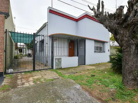 Casa 2 dormitorios c/ cochera + depto