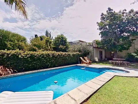 VENTA CASAS FCIO VARELA CENTRO CON PILETA