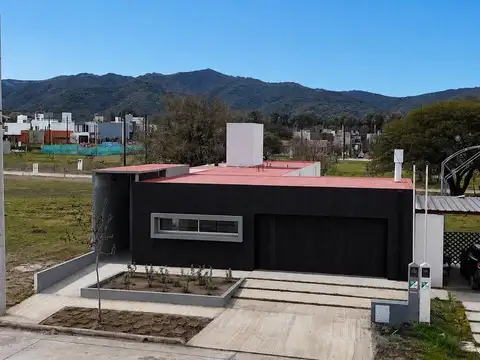 Casa 6 ambientes con 2 baños