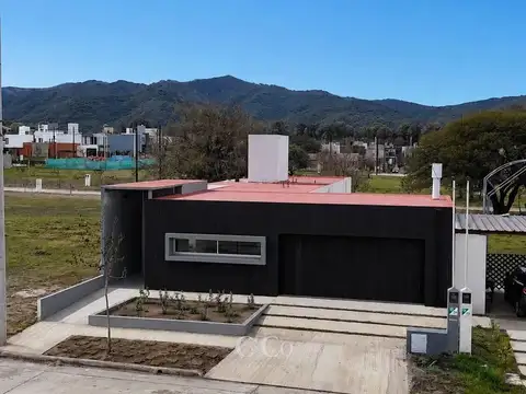 Casa 6 ambientes con 2 baños