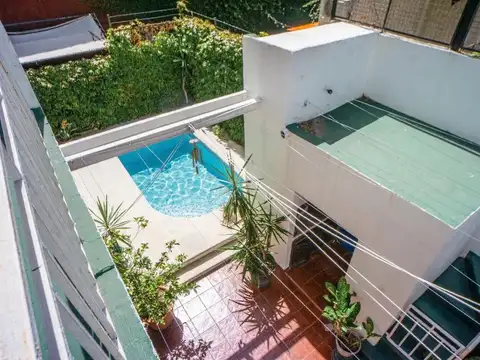 CASA EN VENTA DE 4 DORMITORIOS CON COCHERA, JARDÍN Y PILETA