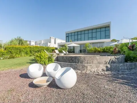 Casa 7 ambientes con 6 baños