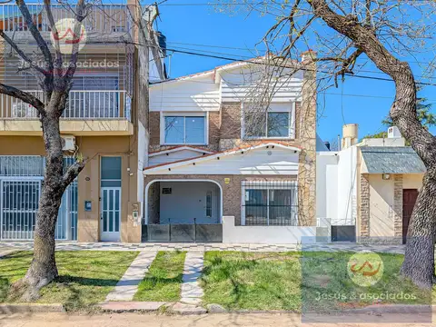 Venta - Casa - 4 dormitorios -   Rosario