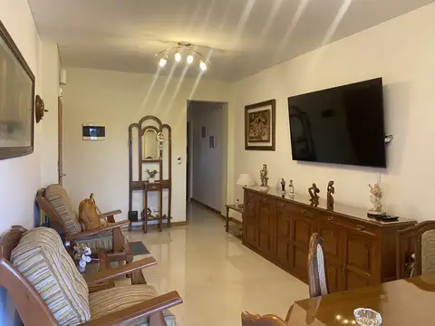 DEPARTAMENTO DE DOS AMBIENTES TIPO SEMIPISO CON COCHERA