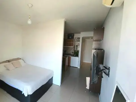 Monoambiente Funcional Dividido y con Balcón - Ideal Vivienda o Consultorio.