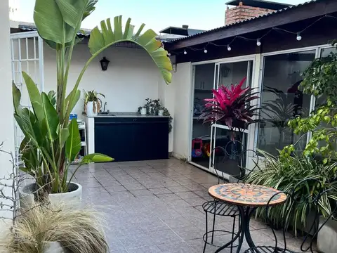 Departamento 3 dormitorios. Patio, quincho exclusivo y cochera