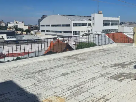SE VENDE DPTO AL FRENTE CON BALCON Y TERRAZA