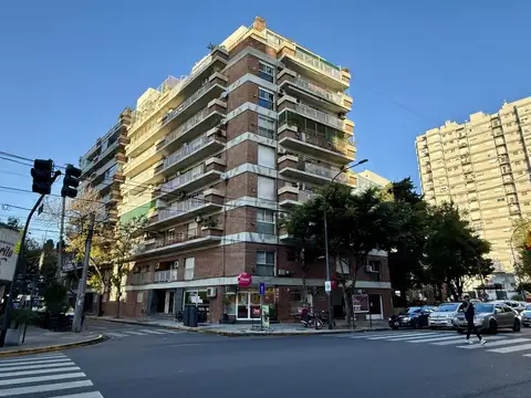 Luminoso departamento en Olivos en venta con cochera y vista al Puerto.