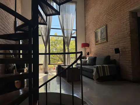 Amplio PH con pileta y Parrilla propia en Martínez