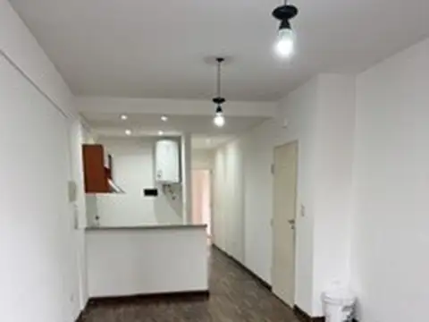 IMPECABLE SEMIPISO DE 2 AMB. CON BALCÓN AL FRENTE Y DORMITORIO AL C/FRENTE