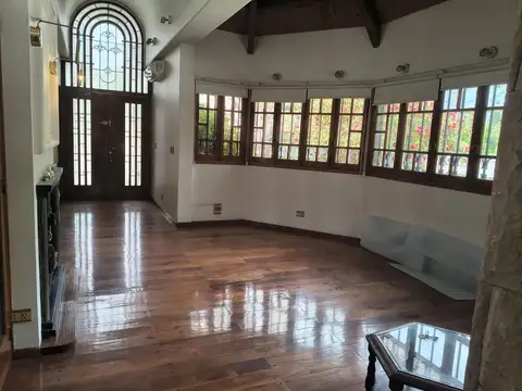 Casa 9 ambientes con 3 baños