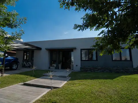 Venta Casa 4 Ambientes con Pileta en Haras Santa María Escobar