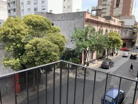 Alquiler Temporario en Monserrat. Departamento de 2 Ambientes con Balcón.