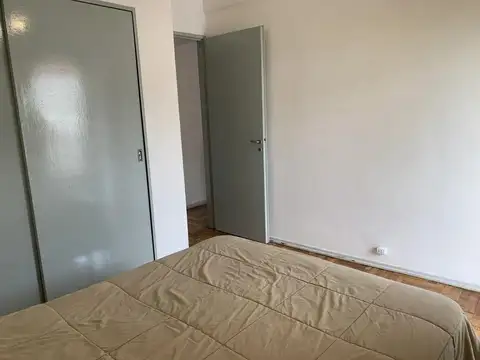 Alquiler Temporario en Monserrat. Departamento de 2 Ambientes con Balcón.