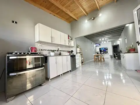Casa 4 ambientes con 2 baños