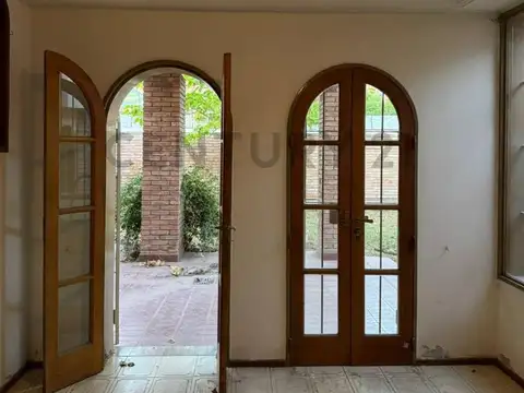 Casa en Alquiler con 6 cocheras