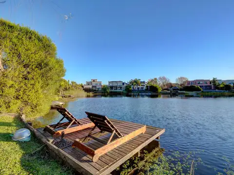 CASA AL LAGO EN BARRIO LOS SAUCES