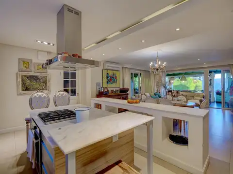 Casa en Alquiler con 3 cocheras