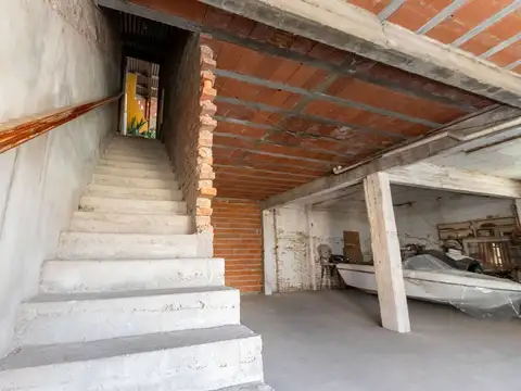 Galpón en PB + Dpto de 2D, quincho y terraza en PA
