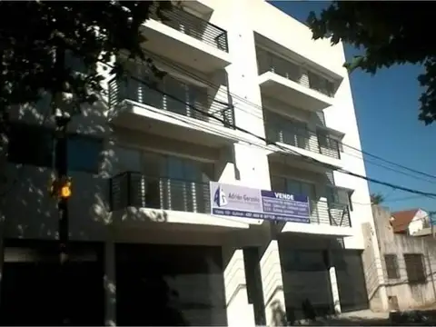 Semipiso en alquiler. 2 amb c/ cochera y balcón. Bernal.