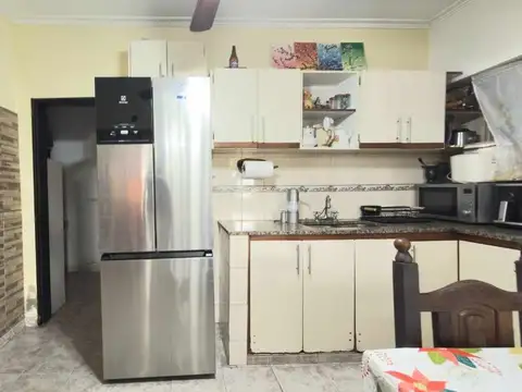 CASA EN VENTA LA PLATA 2 DORMITORIOS PATIO COCHERA