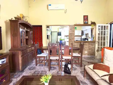 CASA EN VENTA LA PLATA 2 DORMITORIOS PATIO COCHERA