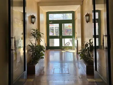 Departamento 3 ambiente en venta sobre Avenida Maipu.