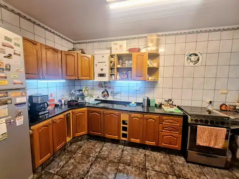 Casa 4 ambientes con 2 baños