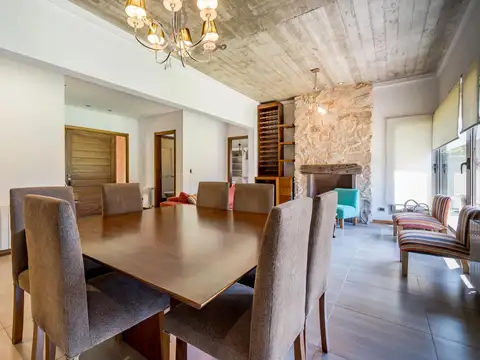 VENTA - Casa - 4 Dormitorios - Jardín y Piscina - Kentucky, Funes.